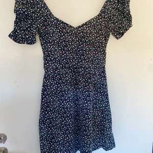 Klänning - Jättesöt klänning med blommor på. Bara använd några få gånger 🩵