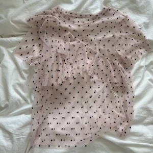 Mesh t-shirt - Tröja från hm i mesh. Superfin!! Väldigt lite använd! Passar upp till M 