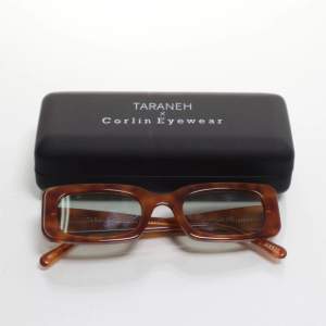 Superfina solglasögon från corlin eyewear x TARANEH, färg SUNSET GREEN. Köparen står för frakten 66kr spårbar 