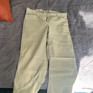 Kostym byxa grönaktig - Säljer nu dessa snygga kostym liknande lite grönaktiga byxorna i storlek 48 