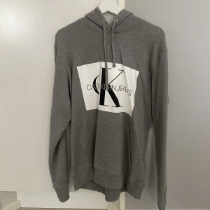 Calvin Klein hoodie  - Grå Calvin Klein hoodie i mycket fint skick. Storlek L 