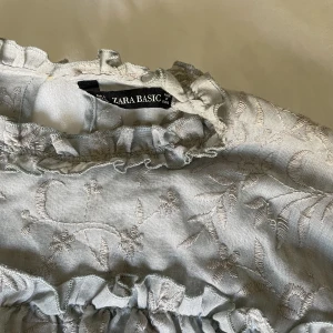 Blus - Supersöt blus i ljusblå o beige. Med mönster av blad & grenar. Från Zara i fint skick. Stl L, men skulle säga att den är liten i stl. 🌿🤍