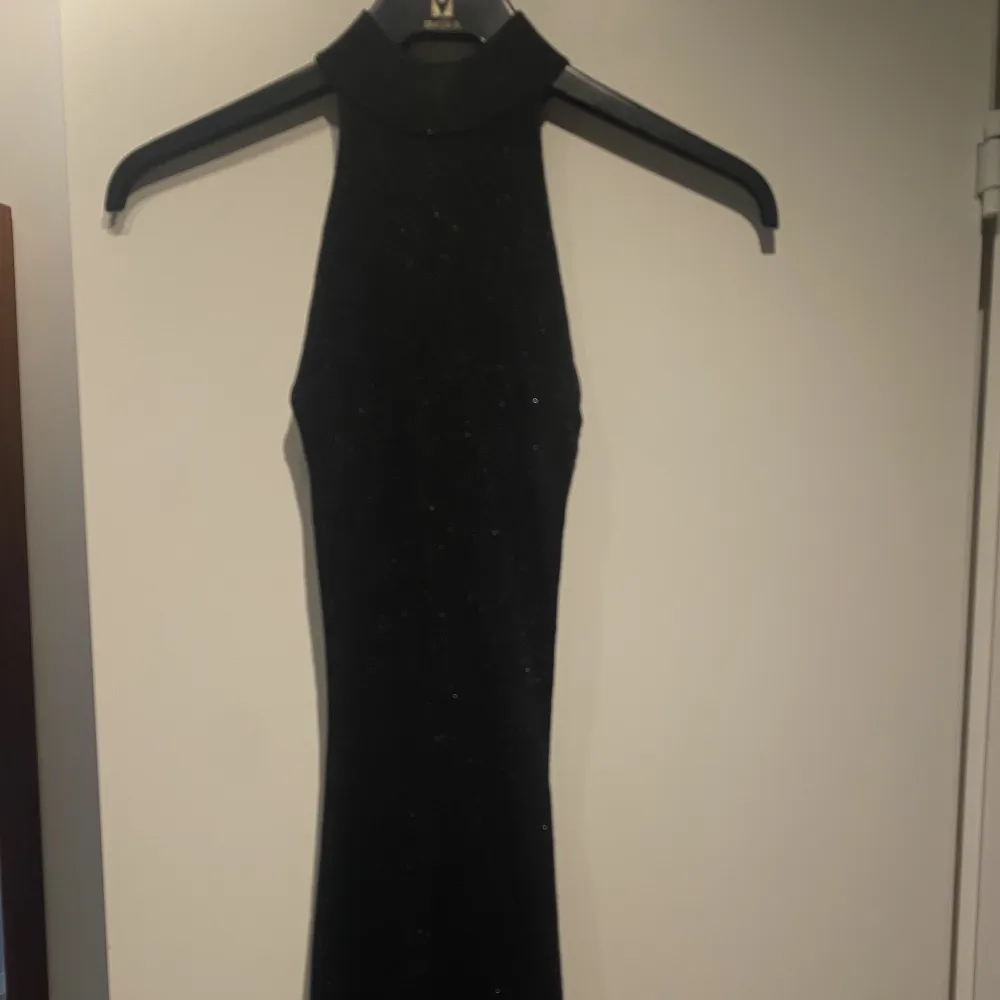 Snygg svart thaight klänning som glittrar med en liten polo krage. Köpt från Gina för 350 säljer då den har blivit för liten för mig ❤️. Klänningar.