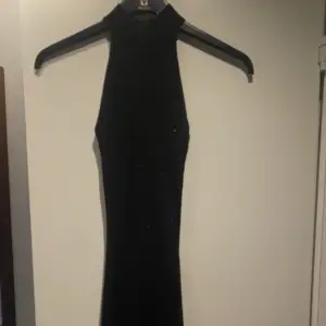 Snygg svart thaight klänning som glittrar med en liten polo krage. Köpt från Gina för 350 säljer då den har blivit för liten för mig ❤️