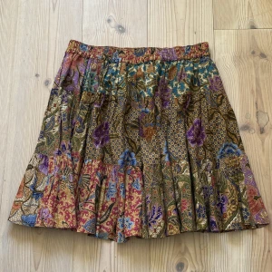 Blommig kjol  - Blommig kjol från Esprit. Aldrig använd.