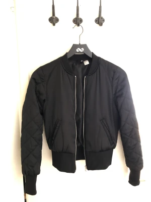 Bomber jacka ny  - Helt ny. Material är som siden