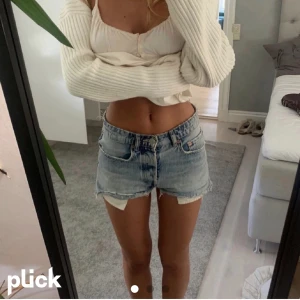 Ljusblåa shorts - Säljer mina ljusblåa shorts från Zara som jag nyss köpt på plick. Dem är i fint skikt, säljer dem eftersom att dem är för stora för mig. Shortsen är i storlek 36💗 (lånade bilder från förra säljaren)