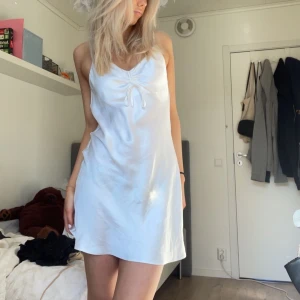 Vit klänning - Supersöt satinklänning som endast använts en gång 💓 Passar perfekt till skolavslutning eller student 🌺