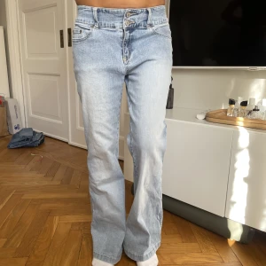 Sååå fina lowwaist jeans!!!🥰 - Superfint skick och så najs färg😍 Modell 167  Innerbenslängd: 72 Midjemått: 38