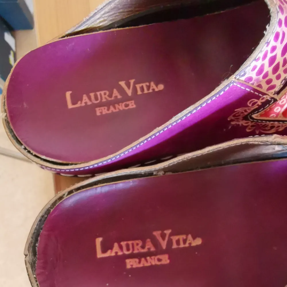 Helt nya äkta skinn och flerfärgad sandaler från Laura Vita France i storlek 38. Har köpt från Frankrike för 850kr Mycket bekväma, vackra och lätt. . Skor.