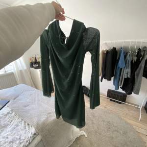 Säljer denna gröna klänning från parthea då jag tröttnat på den. Den är endast använd två gånger och har inga defekter. 