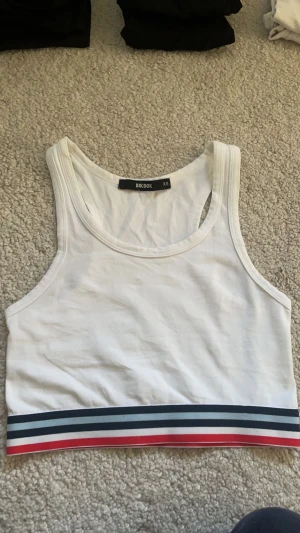 Tank topp - Linne från bikbok. Storlek XS, tajt i passform och ger en fin figur. Använd ett par några gånger💕