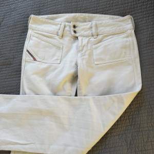 Vita lågmidjade vintage jeans från Diesel. Dubbla knappar och broderier på bakfickorna. Storlek 26x29 dvs motsvarande storlek 36 med normallängd. Perfekta jeansen nu till våren ☀️☀️☀️säljer pga inte passar 