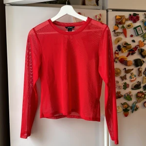 Röd meshtop  - Röd meshtop i storlek M från monki   Använt cirka 2 gånger och inga fläckar eller slitage   Passar som en större S  95% polyester 5% elastane 