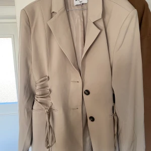 Krämvit/ beige kavaj ifrån NA-KD  - Aldrig använt 