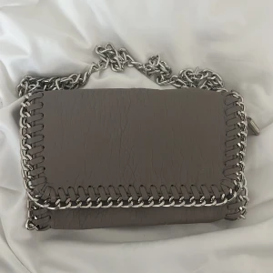 Grå Tiamo väska - Väska från Tiamo. Använd sparsamt och är som ny. Bara att skriva vid frågor. 💌