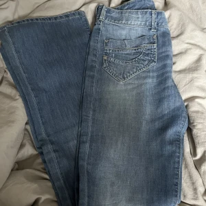 Lågmidjade jeans - Säljer ett par skit snygga lågmidjade jeans från Levi’s som hittades i garderoben som inte har blivit använda som fortfarande har prislappen kvar