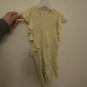 Gul topp - Fin gul topp från h&m, använt fåtal gånger. Värde 150kr Säljs för 50kr