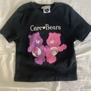 Croppad t-shirt  - Jätte söt croppad tshirt från bershka. Använder dock inte längre så säljer för 70kr. Storlek Xs men stretchigt material så passar S-M