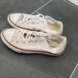Converse - Vita låga converse, storlek 36. Passar till allt! 🤍