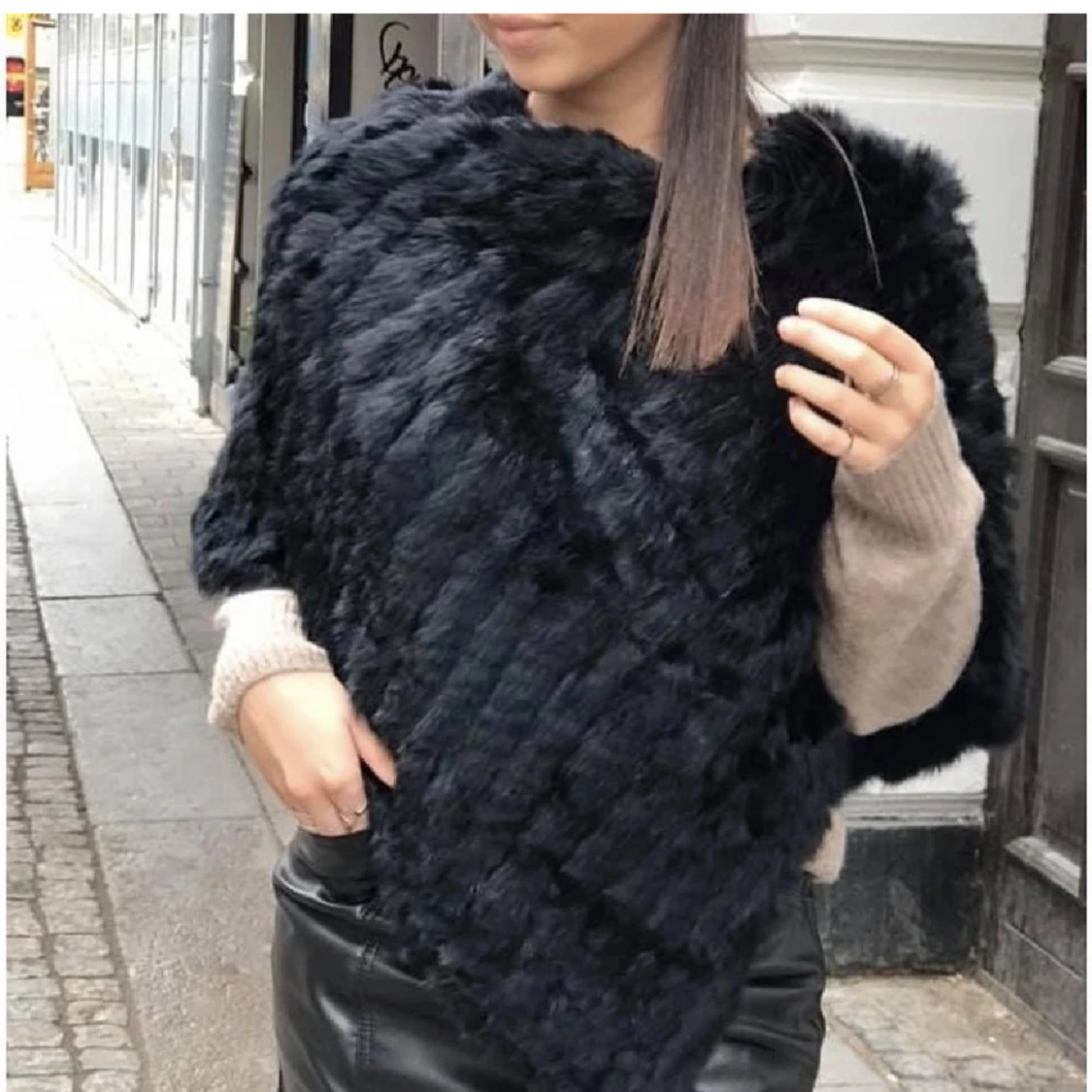 Svart pälsponcho  - 90