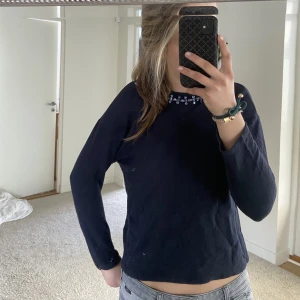 Unik tröja - Säljer denhär såå fina tröjan från Zara köpt för många år sen. Älskar stenarna vid halsen som gör hela tröjan! Säljer dä den är förliten för mig 💕