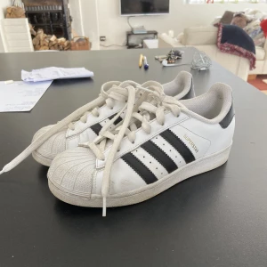 Adidas skor - Säljer dessa snygga adidas skor i storlek 35,5. Frakt ingår ej i priset! 💕