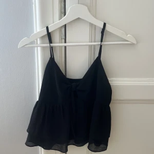 Volang blus  - Jätte fin blus i svart som tyvärr inte kommer till användning. Jätte bra skick och kommer passa perfekt i sommar. Skriv för mer bilder 💖(Även i vit i min profil) 