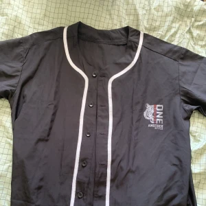 Skjorta kortärmad  - Säljer denna skjorta som är kortärmad och lite y2k oversized stil i stl S/M/L 💗 