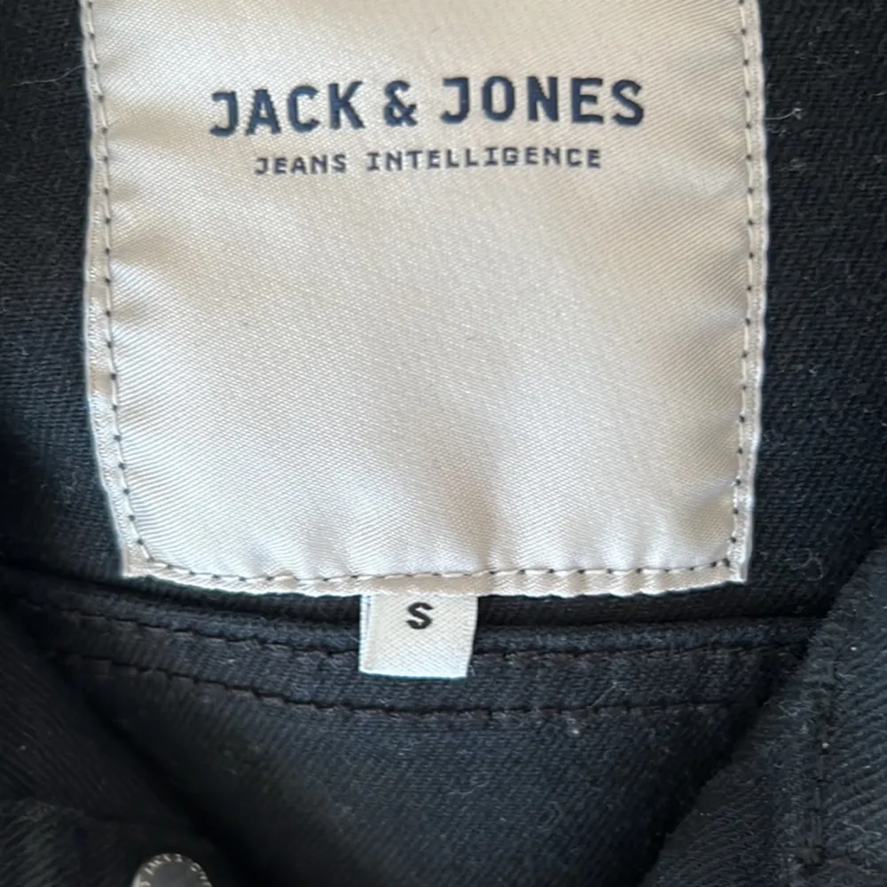 En fin vår jeans jacka. Finns en liten fläck på jackan men den syns inte så mycket . Jackor.