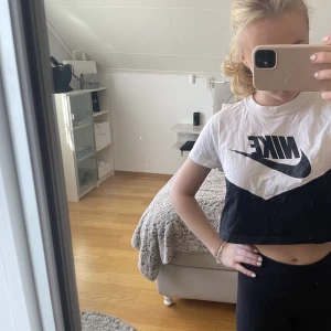 Träningstopp🖤 - Svart och vit croppad tränings-tshirt från Nike🖤storlek S och i bra skick