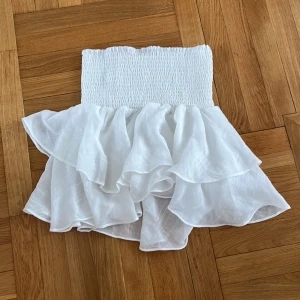 Vit Volangtjol  - En jätte fin volang tjol i storlek s!!Den är aldrig använd och är perfekt till sommaren 🌸 Säljer då den är ganska genomskinlig! Skriv vid frågor eller prisförslag!❤️