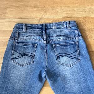Tryck inte på köp nu!!!  Jätte fina Lågmidjade bootcut jeans som jag köpte på Plick men dom är tyvär för små för mig ☹️  Dom är bra i längden för mig som är 171! Skriv om ni har frågor eller vill ha mer bilder💕