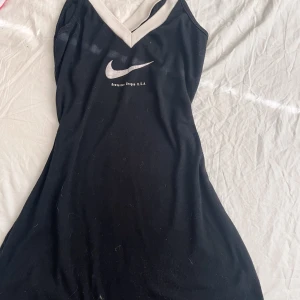 Nike klänning - Nike klänning. Tvättas innan frakt för de e katthår på🫣 den e vintage och från många många år tillbaka 