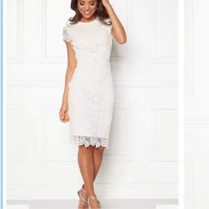 En vit klänning ifrån bubbleroom i storlek 38.  Använd en gång och är i jättefint skick. 