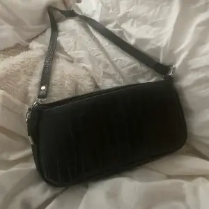 En svart basic väska från shein! 