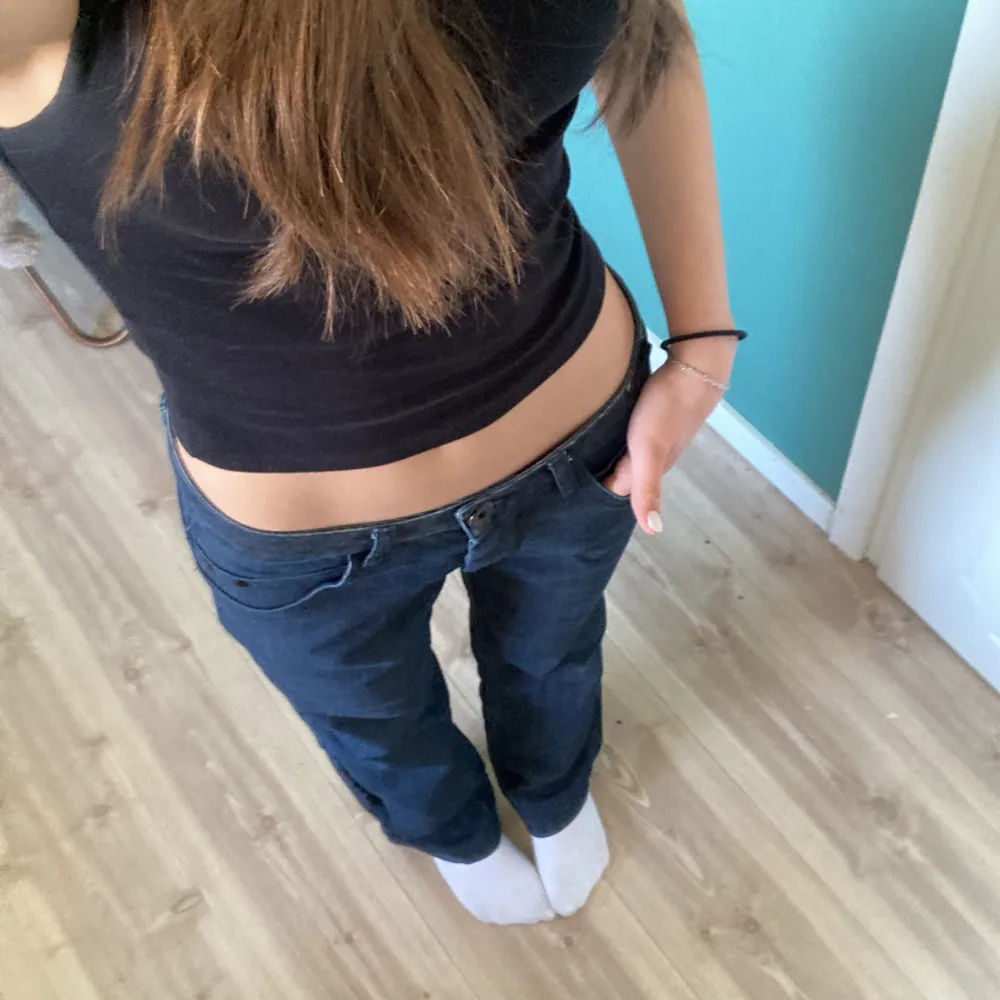 Ett par superfina mörkblåa jeans från green house! Köpta på second hand och är i otroligt bra skick, storlek 36 och är perfekta i längden på mig som är kring 165-170:). Jeans & Byxor.