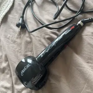 Den perfekta elektroniska  locktången från Babyliss som automatiskt drar in håret och ger en vackra och fasta lockar snabbt😍 super smidig med lång sladd!  PRO version! Nästintill oanvänd! Frakt med instabox