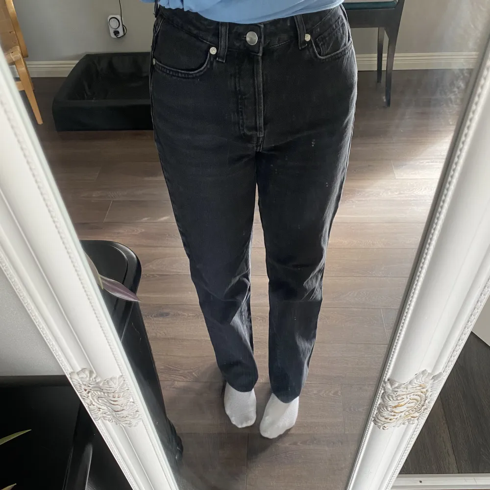 säljer dessa svarta jeans från bik bok i storlek 28 längd 32 dom är dock uppsydda i benen och sitter bra på mig som är 170 cm ca, dom är i modellen REGULAR WIDE säljer dom för 120kr. Jeans & Byxor.