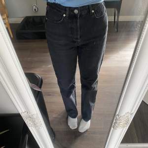 säljer dessa svarta jeans från bik bok i storlek 28 längd 32 dom är dock uppsydda i benen och sitter bra på mig som är 170 cm ca, dom är i modellen REGULAR WIDE säljer dom för 120kr