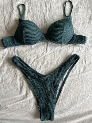 Bikini - Fin bikini som jag tyvärr inte kan ha. Den är aldrig använd, ny skick. Det är storlek L å skulle säga att den passar någon som har B kupa. 