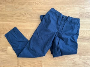 Marinblå linnebyxor från Uniqlo - 50 % linne och 50 % bomull