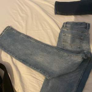 Säljer dessa Levis jeans som är modellen loose taper priset kan diskuteras.