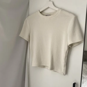 Stickad t-shirt - Stickad t-shirt från Zara i storlek S. Är i ett bra skick! 