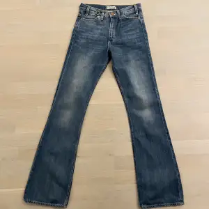 Helt oanvända Acnejeans! Mid waist storlek 26/32. Superfin modell och färg😇 Pris kan diskuteras