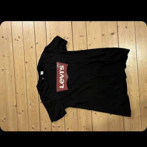 Svart Levis T-shirt  - säljer en svart levis T-shirt i storlek s, säljer då den inte passar mig längre, helt okej skick. köparen står för frakten!