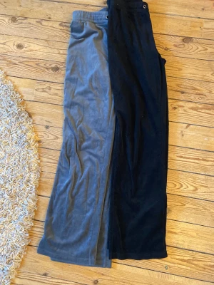 Velourbyxor - Fina velourbyxor ifrån Gina tricot  Säljer dem för de inte används🫶🏼 snören saknas där av pris