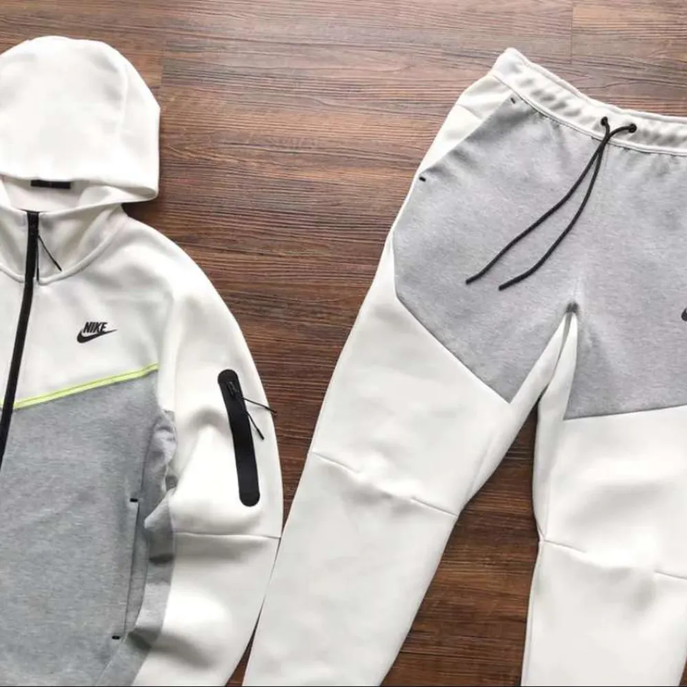 Nike tech vill sälja har 3 storlekar snabb affär helst pris kan diskuteras . Hoodies.