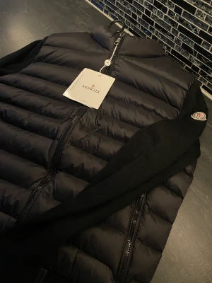 Moncler cardigan  - Moncler cardigan i moncler storlek 3 ( S/M ) helt ny fick i present. Accepterar byten