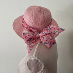 Rosa solhatt - Rosa solhatt som är perfekt för sommaren. Är i nyskick. För bara 50kr💕💕